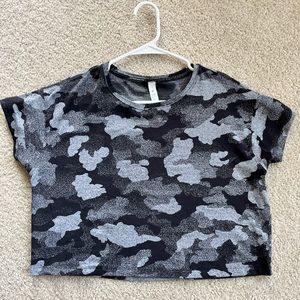 Lululemon Cates Training Tee in camo size 6